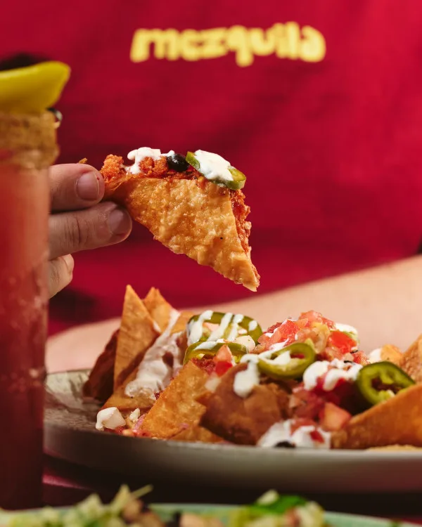 Nachos et sauce au fromage