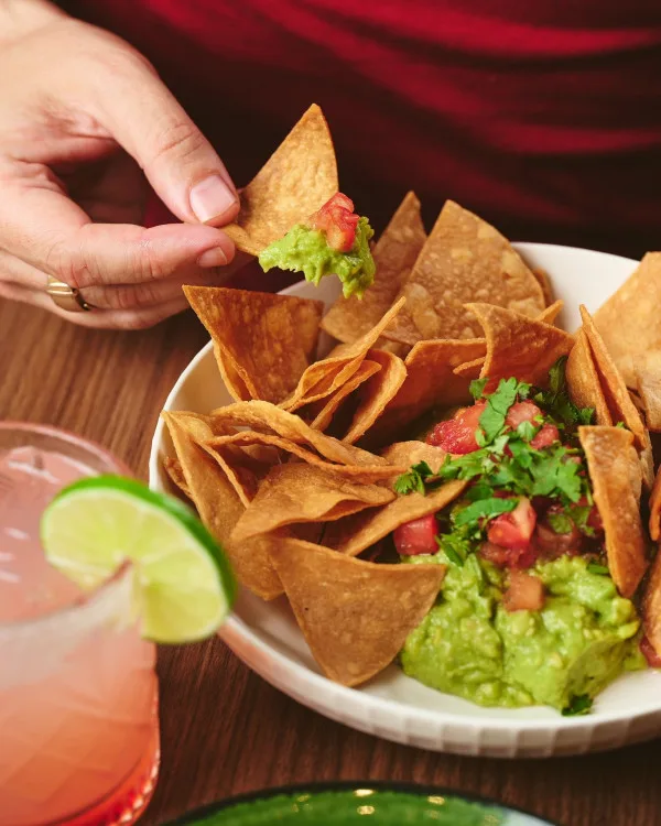 Nachos, guacamole et cocktail