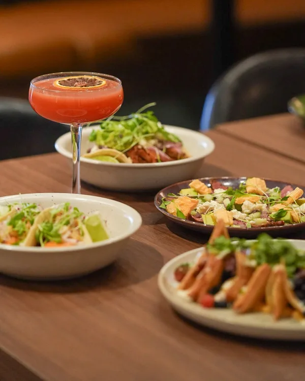 Cocktail et tacos sur la table