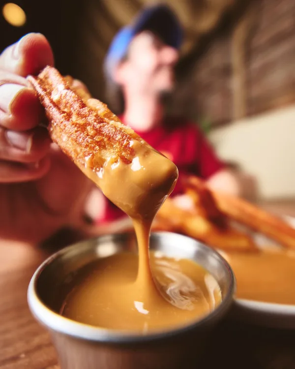 Churro trempé dans la sauce