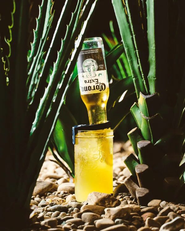La margarita Bulldog : une Corona renversée dans la margarita